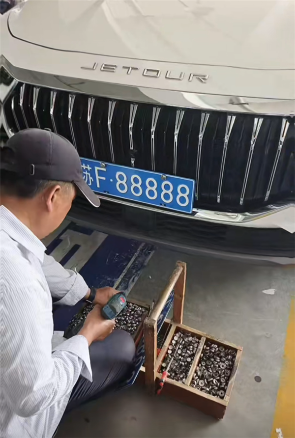 奇瑞捷途女车主车管所抽中“5个8”豹子号车牌 网传她当天280万卖出