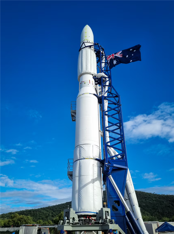 澳大利亚首次发射火箭 刚起飞就掉下起飞台爆炸
