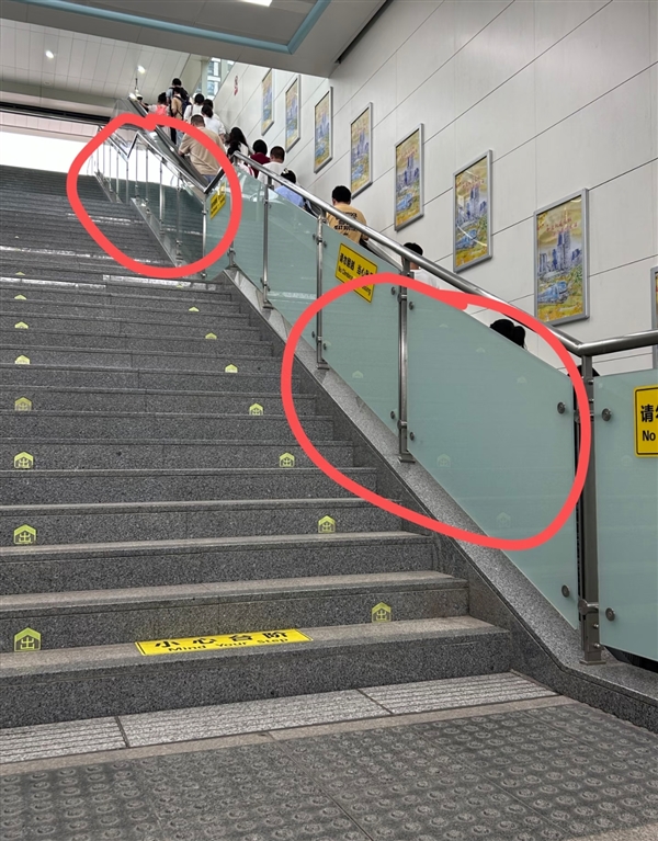 成都地铁回应步梯防走光设计 网友:多此一举