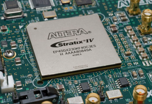 站在十字路口的英特尔