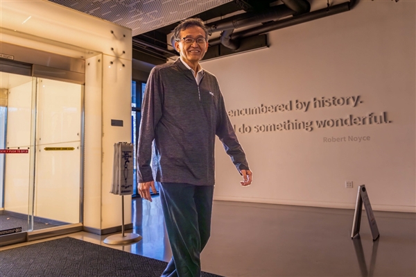 站在十字路口的英特尔