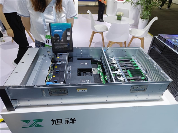 旭祥WAIC 2025首秀惊艳!七彩虹做AI还真有点东西