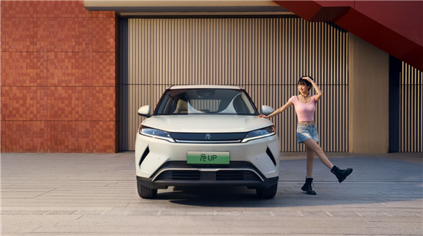年轻人第一台小型纯电SUV!比亚迪元UP 301km领航型上市:7.48万元