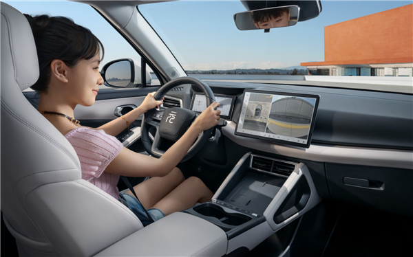 年轻人第一台小型纯电SUV!比亚迪元UP 301km领航型上市:7.48万元