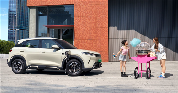 年轻人第一台小型纯电SUV!比亚迪元UP 301km领航型上市:7.48万元