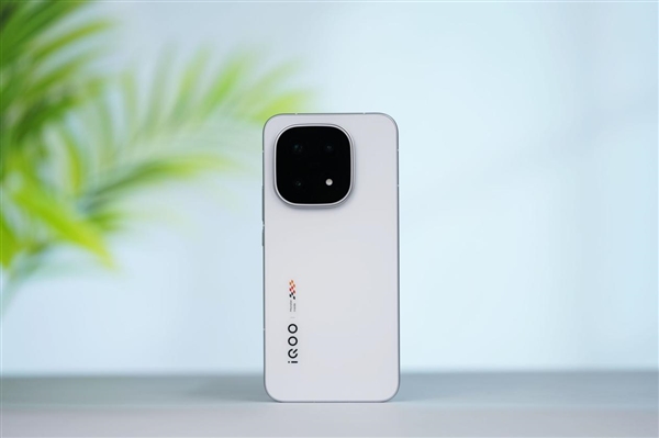 首发2K三星珠峰屏 一眼通透!iQOO 15图赏