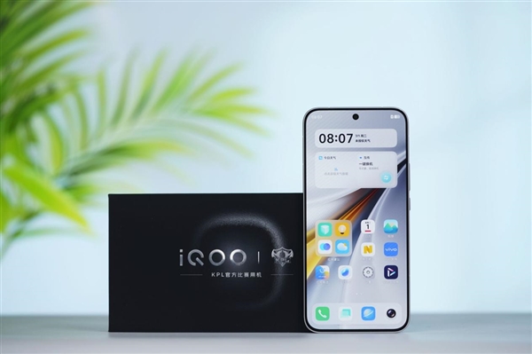 首发2K三星珠峰屏 一眼通透!iQOO 15图赏