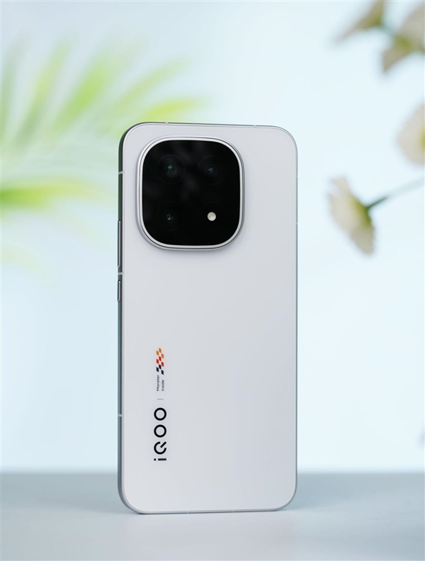 首发2K三星珠峰屏 一眼通透!iQOO 15图赏