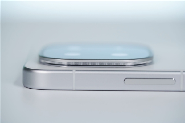 首发2K三星珠峰屏 一眼通透!iQOO 15图赏