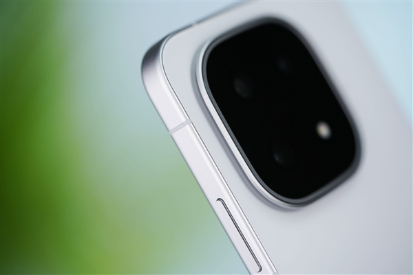 首发2K三星珠峰屏 一眼通透!iQOO 15图赏