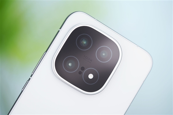 首发2K三星珠峰屏 一眼通透!iQOO 15图赏