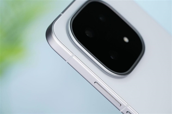 首发2K三星珠峰屏 一眼通透!iQOO 15图赏