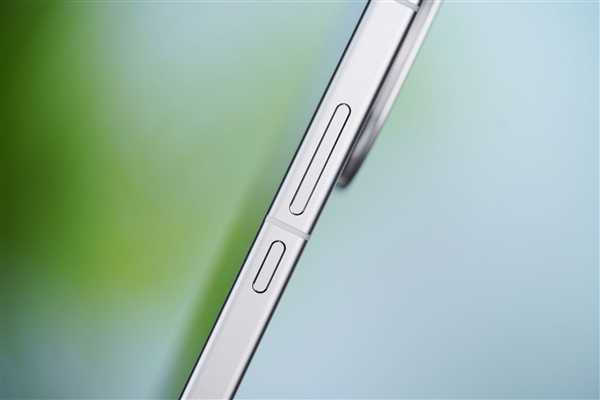 首发2K三星珠峰屏 一眼通透!iQOO 15图赏