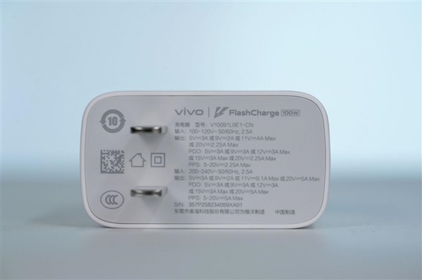 首发2K三星珠峰屏 一眼通透!iQOO 15图赏