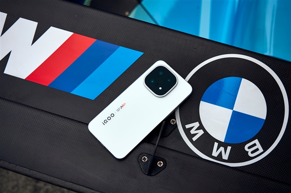 全球首发2K三星珠峰屏!iQOO 15发布:4199元起