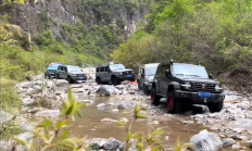 五辆坦克300玩起“车体蜈蚣”穿越河道 博主：纯胡闹！