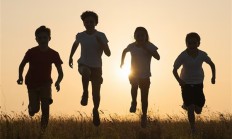 
        		校长做俯卧撑：现场学生为其数数 !	