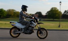 55万宝马摩托疑被恶意推倒车损10万 处于公共监控盲区:车主悬赏万元寻目击者