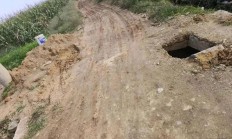 滕州一座小桥石板断裂塌陷，出现坍洞