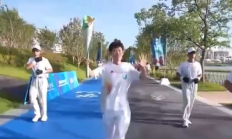 成都世运会火炬传递现饿了么骑手 曾折返火场5次救人