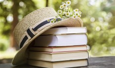 女孩割完牛草路上收到北大通知书：她走出了大山