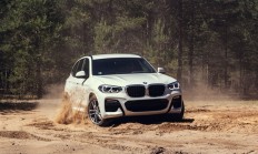 小伙偷开客户宝马:无证驾驶撞上墙