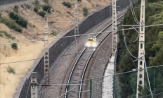 网友拍到“最短火车”：敞篷小跑车 只能坐4人