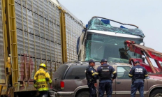 墨西哥一火车拦腰撞断一辆双层大巴车:致10死61伤 !