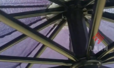 台风天注意！市民撑伞路过高压线 伞顶突现蓝色电火光 还伴电流声