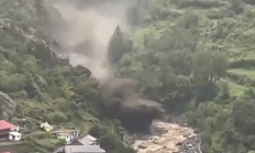 直观感受山洪的威力!印度一村庄直接被冲毁:上百人失踪 !