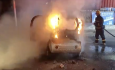 
        		天津一老头乐行驶中自燃 69岁车主竟徒手灭火 !	