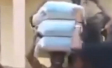 尼日利亚男子打赌 为赢手机头顶4袋水泥 不到10秒倒地无法动弹 4天后身亡 !