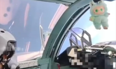 
        		泡泡玛特的风吹到俄罗斯 苏-34飞行员在座舱里挂上了Labubu !	