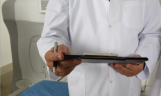 陈奕迅演唱会上捂胸口干呕 网友:焦虑症躯体化症状 !