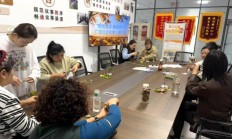 枣庄台儿庄：秋叶“焕新”绘就社区文化新图景