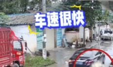 老人抱着孩子蹲在门口路边险被车撞 :目前家人已经报警 !