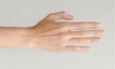 女子得荨麻疹能在皮肤划字 医生回应：无治愈手段