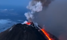 俄堪察加半岛8.7级强震后 欧亚大陆最高活火山喷发：火焰滔天