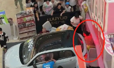 商场一零跑展车突然启动倒车撞墙人 有人受困!多方回应