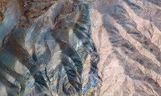 
        		卫星俯瞰盘龙古道：帕米尔高原上的600道弯 仿佛一条巨龙 !	