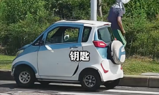 大妈私接红绿灯配电箱给老头乐充电：我60岁了 不懂啊