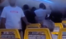 英国一航班因婴儿哭闹引发斗殴:数十人大喊大叫 舱内混乱一片 !